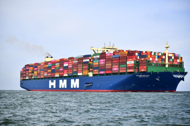Lần đầu tiên trong năm 2025, giá cước container tuyến Á-Âu vượt qua tuyến Á-Bắc Mỹ